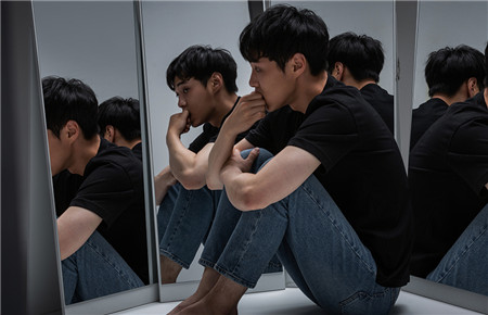 17歲男孩自卑怎么辦