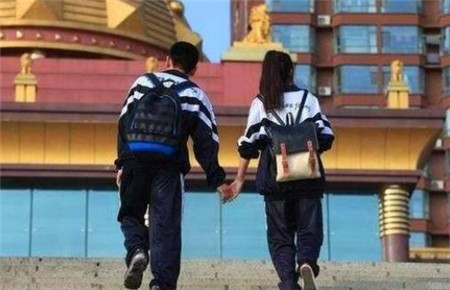 女兒在學校早戀應該怎么對他教育