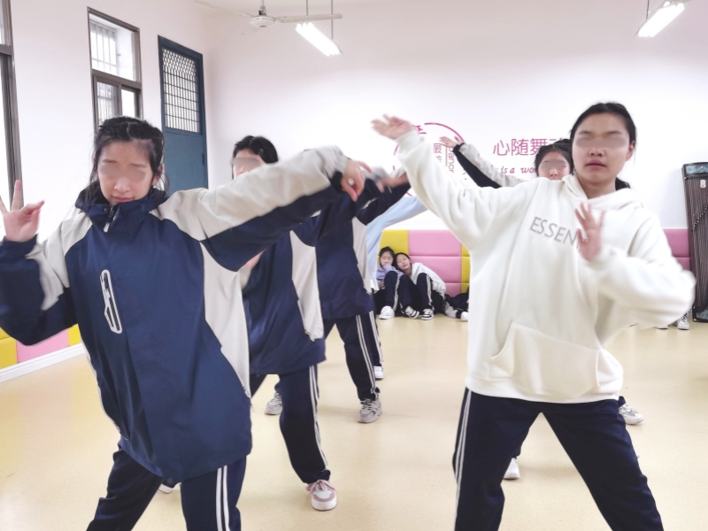 新起點教育專門學(xué)校緊張備戰(zhàn)元旦匯演活動