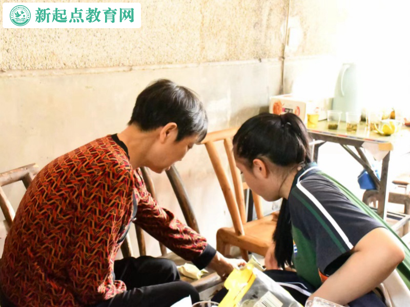 專管叛逆孩子的學校開展重陽節敬老活動